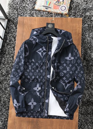 Hoodies & Sweatshirts