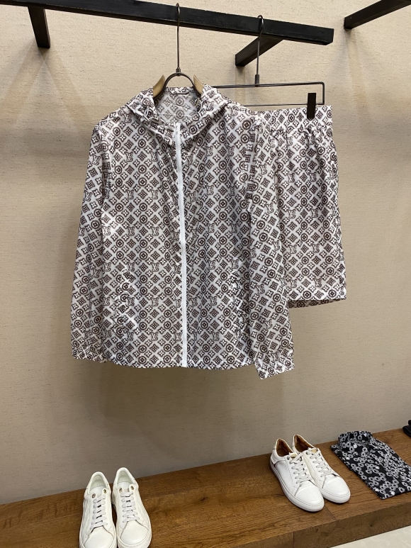 Hoodies & Sweatshirts