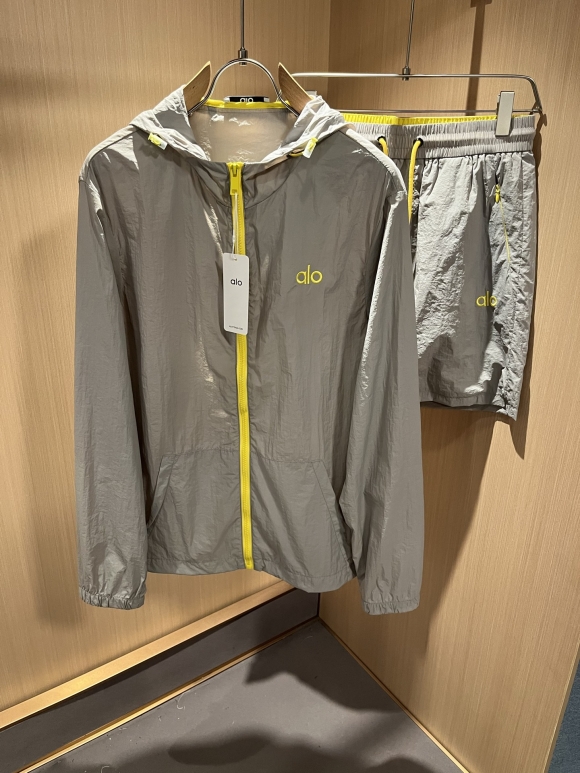 Hoodies & Sweatshirts