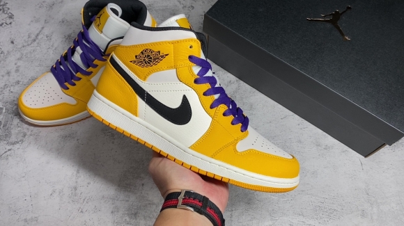 AirJordan1MidSHOES