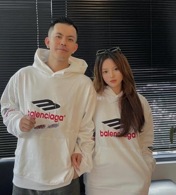 Hoodies & Sweatshirts