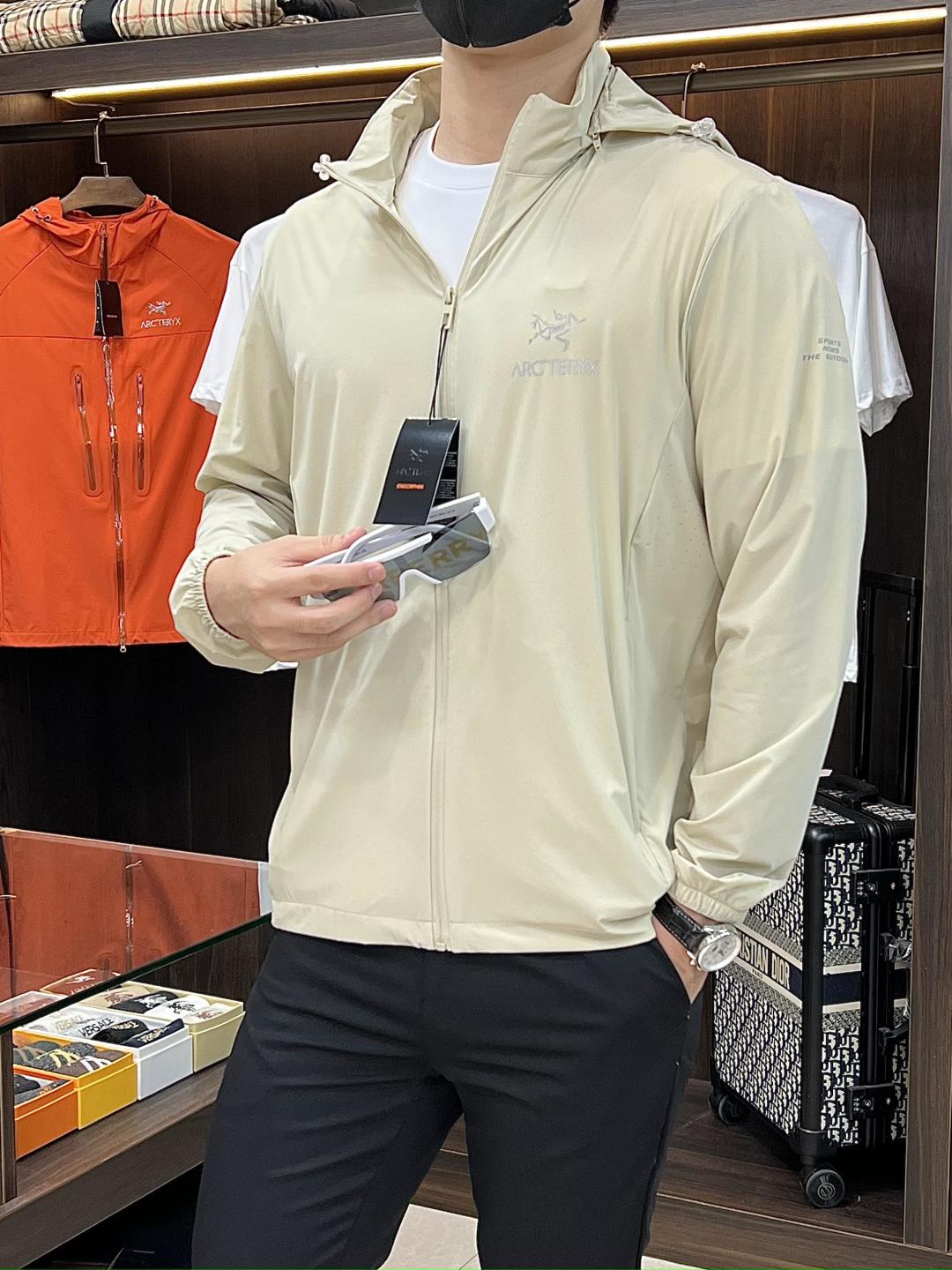 Hoodies & Sweatshirts