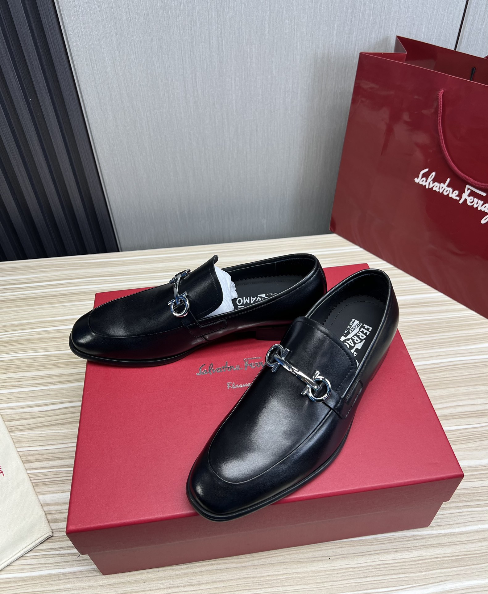FerragamoSHOES