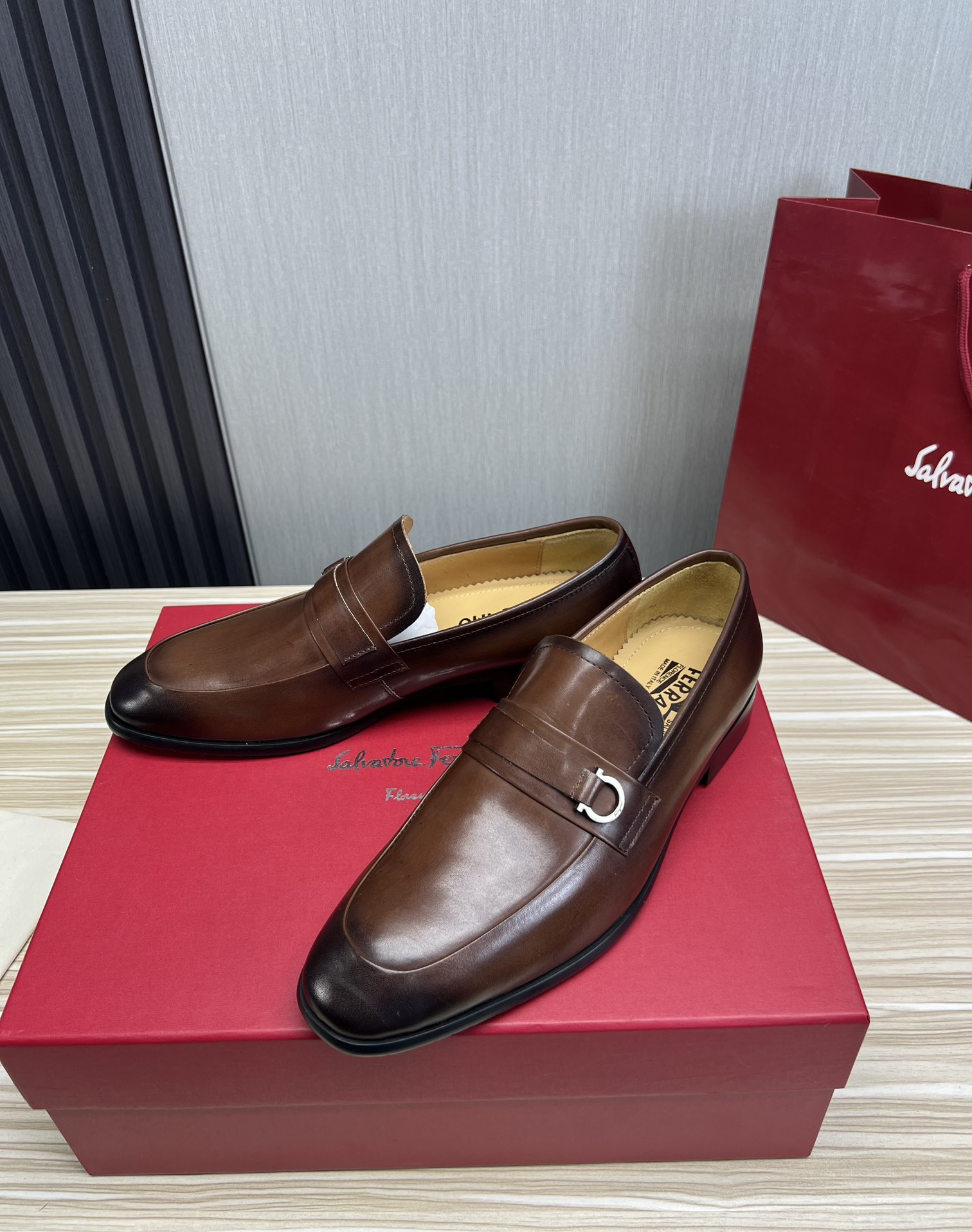 FerragamoSHOES