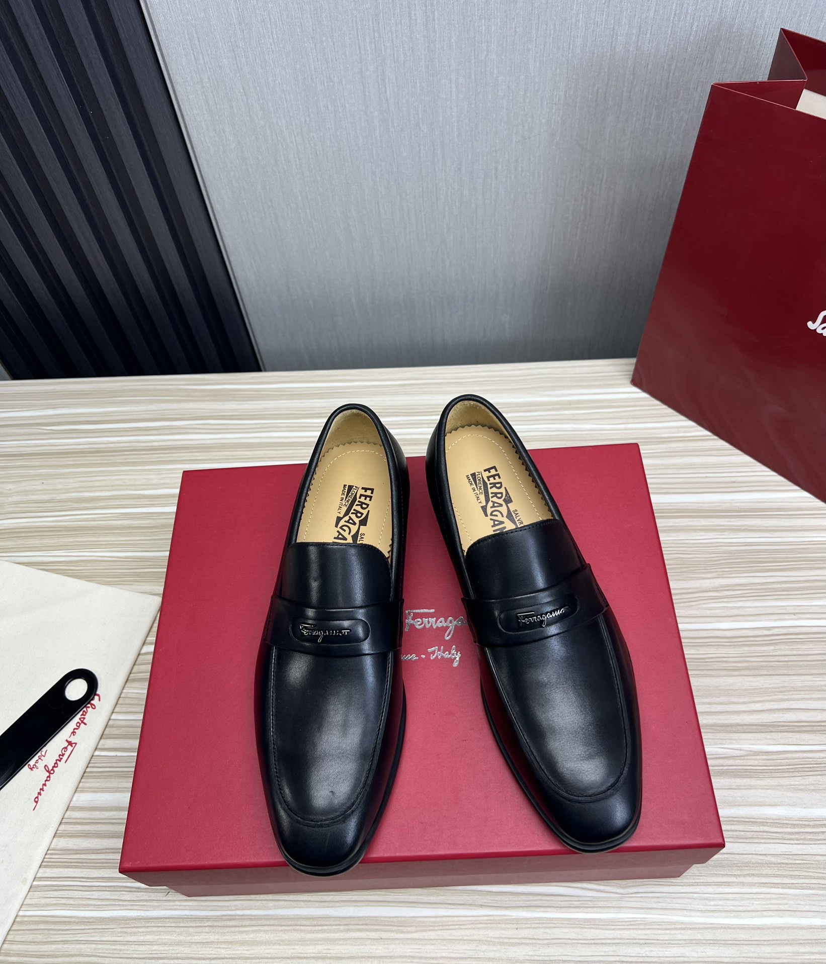 FerragamoSHOES