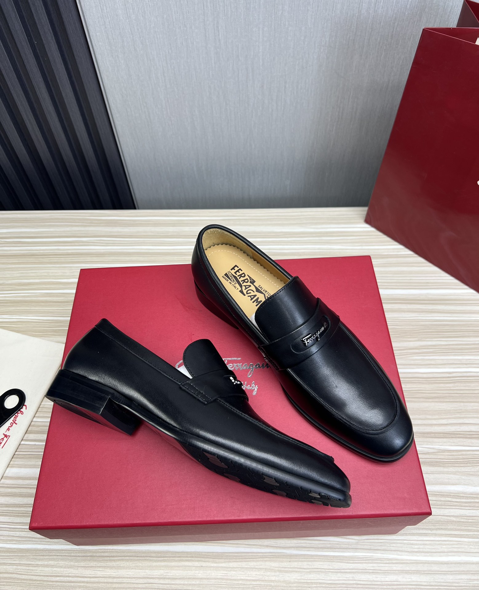 FerragamoSHOES