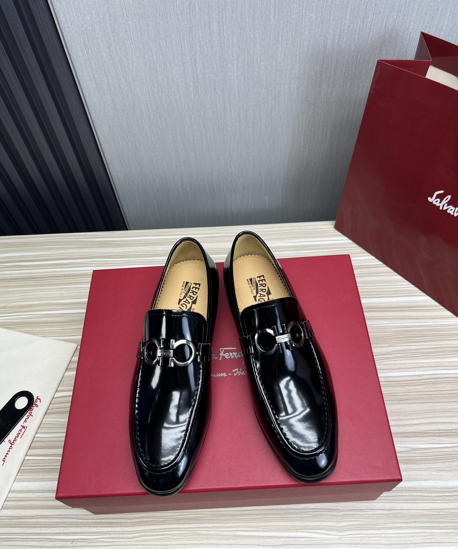 FerragamoSHOES