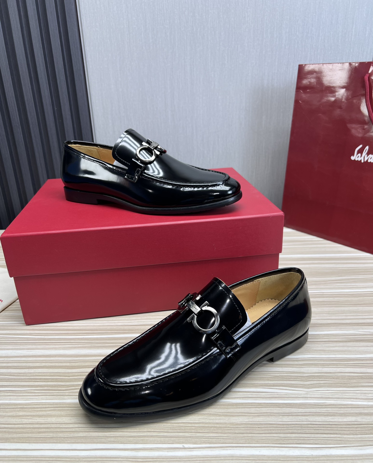 FerragamoSHOES