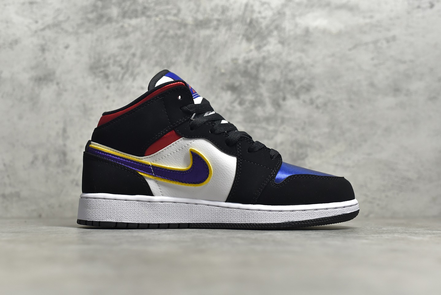 AirJordan1MidSHOES