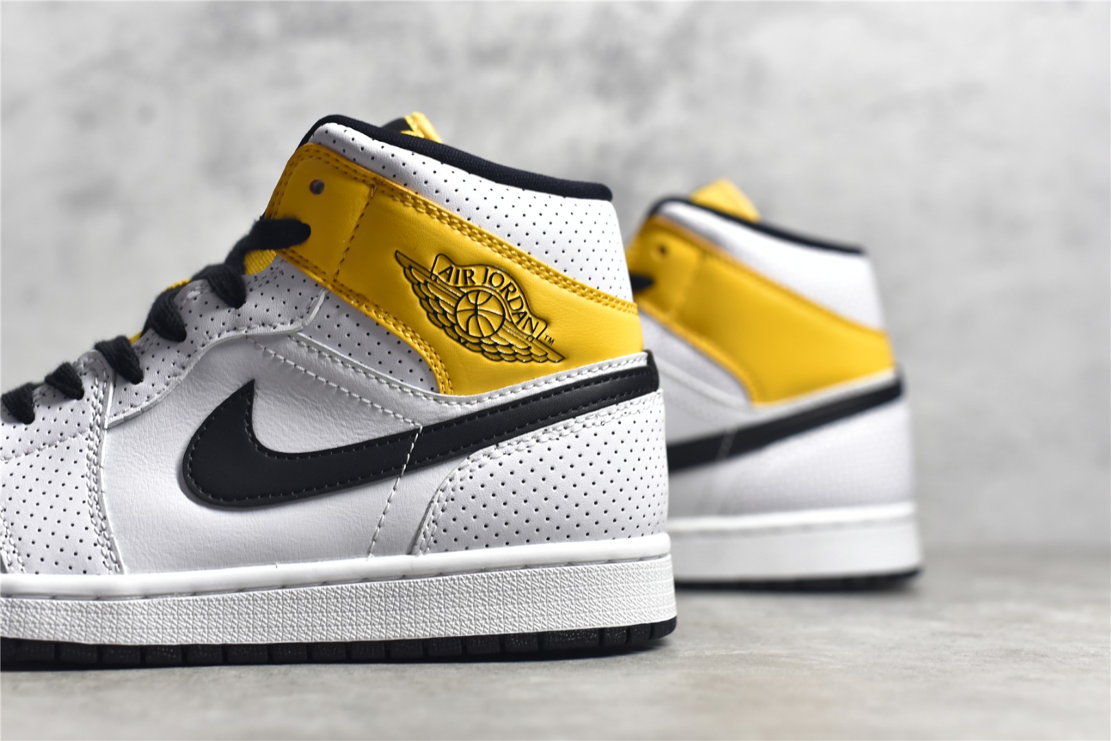 AirJordan1MidSHOES