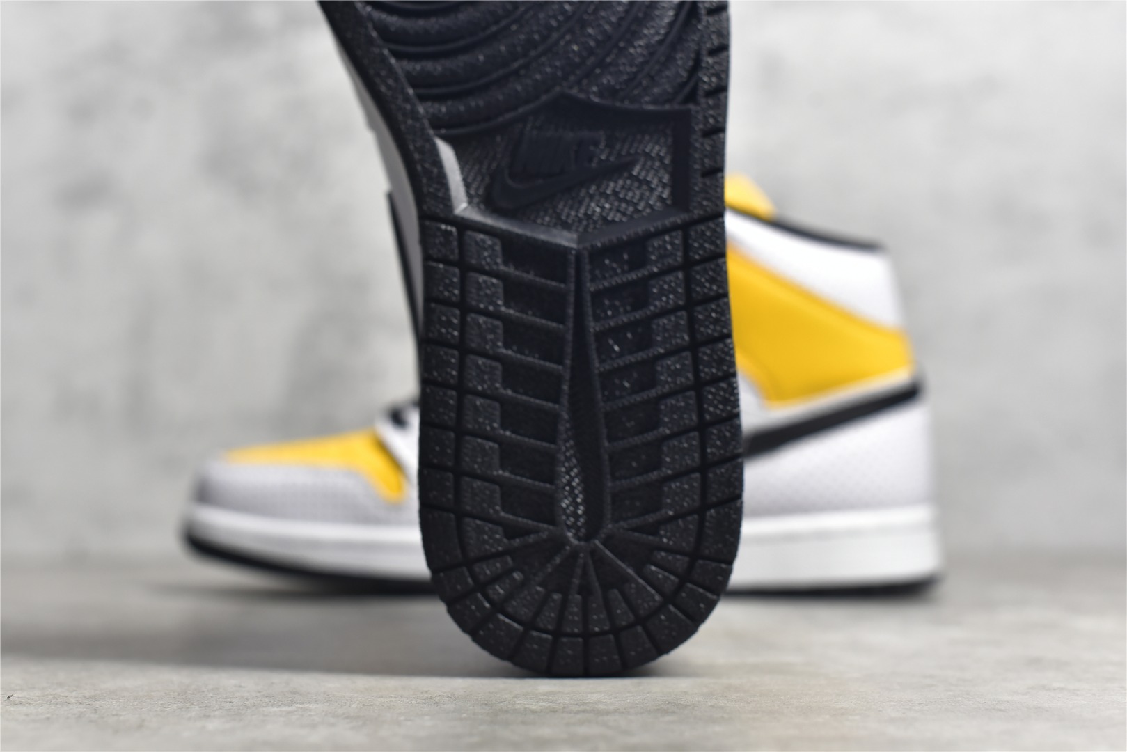 AirJordan1MidSHOES