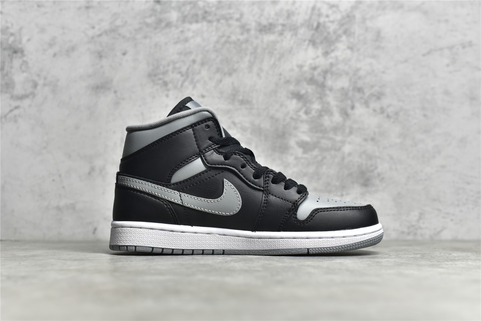 AirJordan1MidSHOES