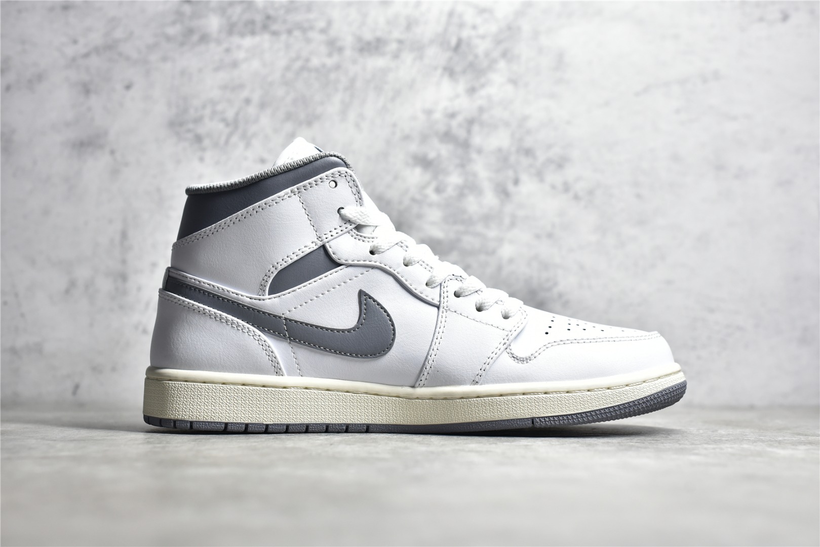 AirJordan1MidSHOES