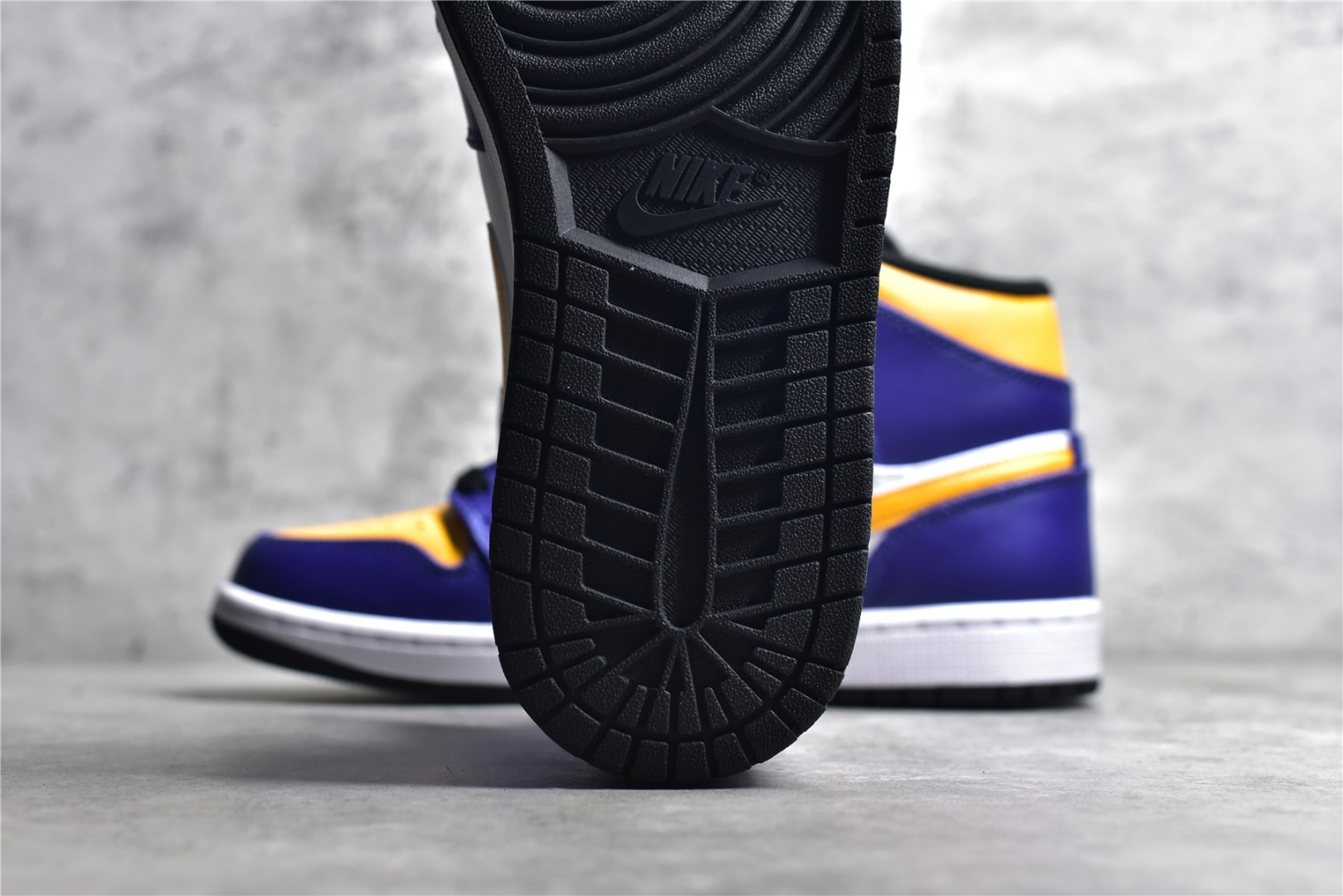 AirJordan1MidSHOES